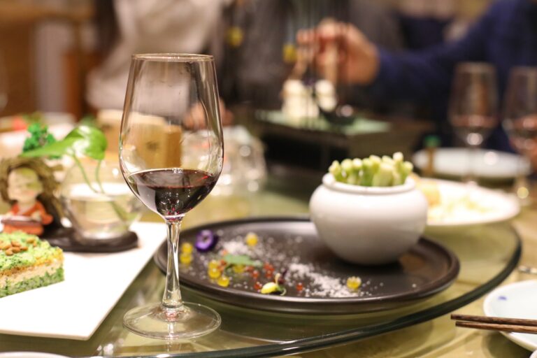 Kolacja degustacyjna - czym różni się od zwykłej wizyty w restauracji?